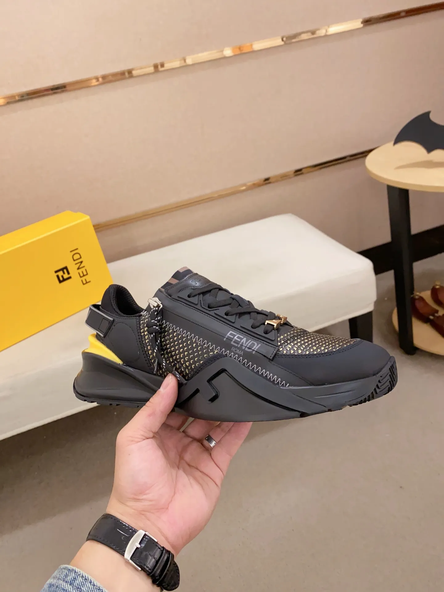Men's shoes💰: 540💰(Higher version) [Fendi] Fendi's latest casual shoes for men! Available at counters simultaneously! A one-to-one replica of the original. Made entirely of imported top-grain calfskin, the interior is made of top-grain water-dyed cowhide, and the original factory-supplied rubber outsole. Leading new fashion concepts. Matching code: 38-44. 45 can be customized and non-returnable!